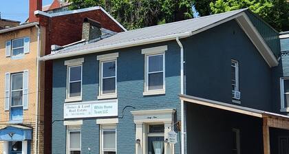 Charming 2-bedroom apartment with equipped kitchen and AC, in Cumberland, MD.