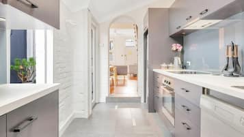 Kühlschrank, Mikrowelle, Ofen, Herdplatte