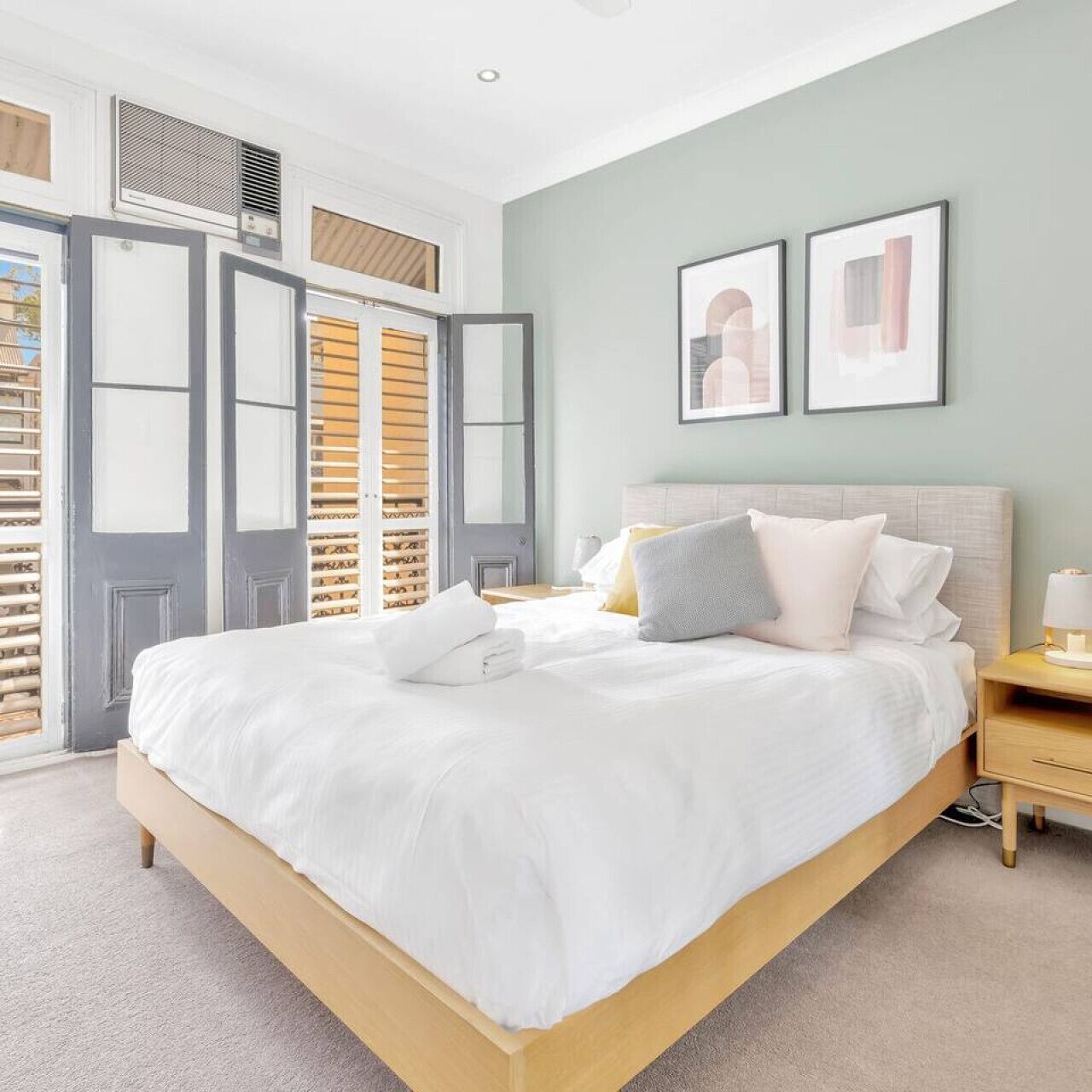 2 slaapkamers, een bureau, een strijkplank/strijkijzer, wifi