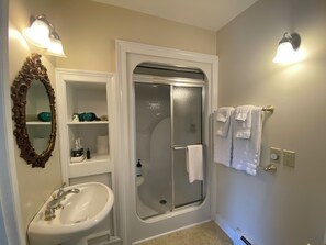Habitación doble Deluxe, vista a la montaña | Baño | Jabón, shampoo, papel de baño 
