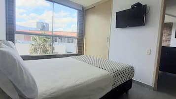 Apartemen Standar, pemandangan kota | 1 kamar tidur, brankas, meja kerja, dan setrika/meja setrika