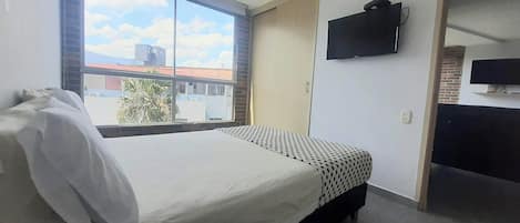 1 habitación, caja de seguridad en la habitación y escritorio