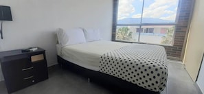 1 bedroom, in-room safe, desk, iron/ironing board - Cold AC fast Wi-Fi great location  (Medellín)