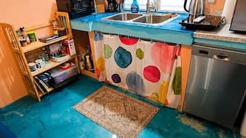 Coffee/tea maker, fridge, microwave, dishwasher