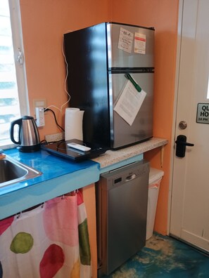 Cafetera o tetera, frigorífico, microondas y lavavajillas