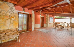 Outdoor dining - Nice home in Vittoria (Vittoria)