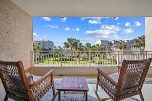 Property grounds - MyStay at 235 Shorewood - Luxury Oceanfront 3BR - S. Forest Beach + Near Coligny (Hilton Head Island)