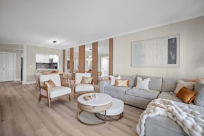 Smart TV, books - MyStay at 235 Shorewood - Luxury Oceanfront 3BR - S. Forest Beach + Near Coligny (Hilton Head Island)
