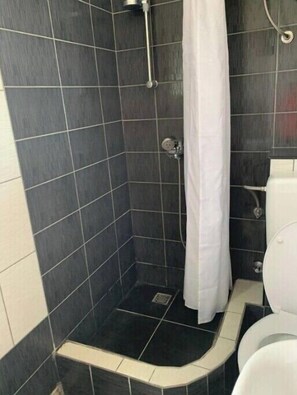 Ducha, secador de pelo, toallas, jabón