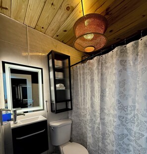 Shower, bidet, towels, soap - Urban Cabin PR (near of AirPort, near of beach, near of la Plazita (San Juan)