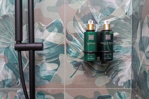 Douche, sèche-cheveux, serviettes fournies, savon