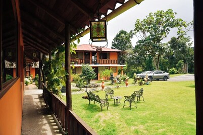 Las Orquídeas Runtun Lodge