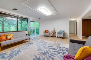 Comfort Suite | Living room - Peaceful House in Lake Forest Park  (Lake Forest Park)