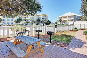 Appart'hôtel, 1 très grand lit et 1 canapé-lit (Summerspell 303) | Restauration extérieure