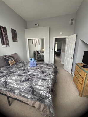 3 slaapkamers, een strijkplank/strijkijzer, wifi, beddengoed