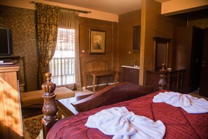 1 bedroom, desk, travel cot, free WiFi