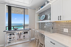 Appart'hôtel, plusieurs lits (Surfside Resort #1406) | Intérieur