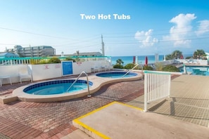 Apartamento, varias camas (Surfside Resort #1406) | Piscina | Una piscina al aire libre, una piscina climatizada