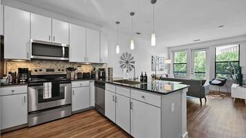 Kjøleskap, mikrobølgeovn, ovn og kokeplater