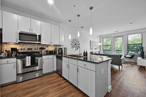 Fridge, microwave, oven, stovetop - SoCo Gem | Pool, Gym, Rooftop, Parking, Walk to DT (Austin)