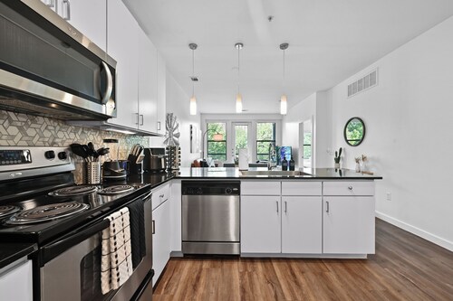 SoCo Gem - Pool, Gym, Rooftop, Parking, Walk to DT