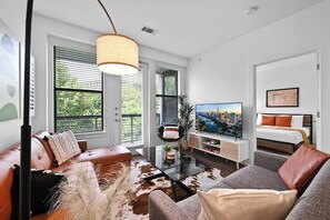 Smart TV, offices - SoCo Gem | Pool, Gym, Rooftop, Parking, Walk to DT (Austin)