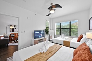2 habitaciones, escritorio y tabla de planchar con plancha 