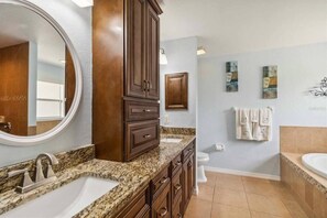 Secadora de cabello, toallas, jabón, papel de baño 