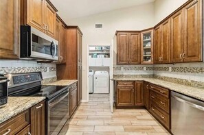 Microondas, horno, parrilla de estufa y lavavajillas 