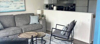 Charming, clean and spacious unit with private balcony 1.5 blks from the beach!