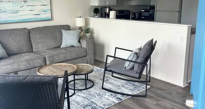 Charming, clean and spacious unit with private balcony 1.5 blks from the beach!