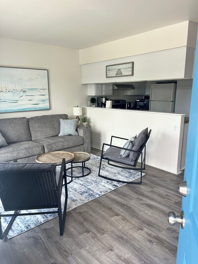 Charming, clean and spacious unit with private balcony 1.5 blks from the beach!