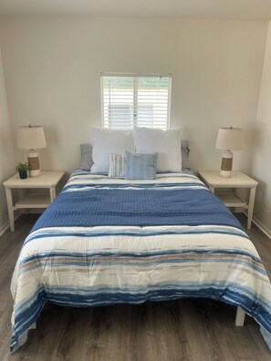 2 bedrooms, WiFi, bed sheets - Charming, clean and spacious unit with private balcony 1.5 blks from the beach! (Imperial Beach)