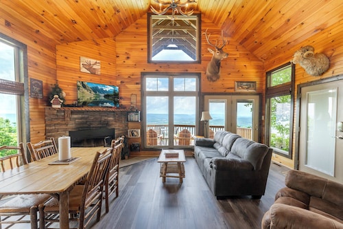 Elk Ridge Cabin – Private Hot Tub & Stunning Views