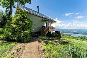 Exterior - Moose Tracks Cabin – Hot Tub & Bluff Views (Bryant)