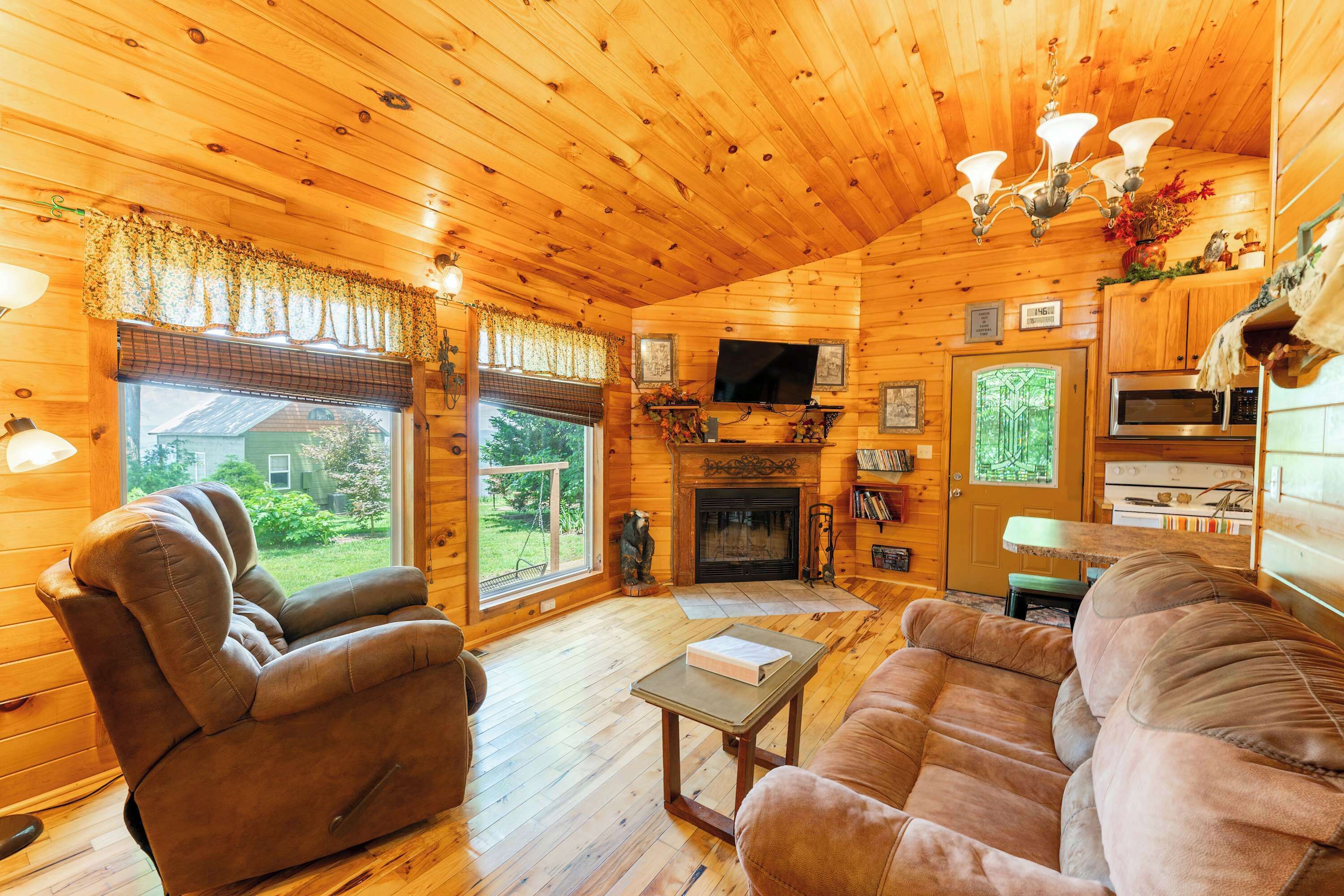 Una televisión, una chimenea