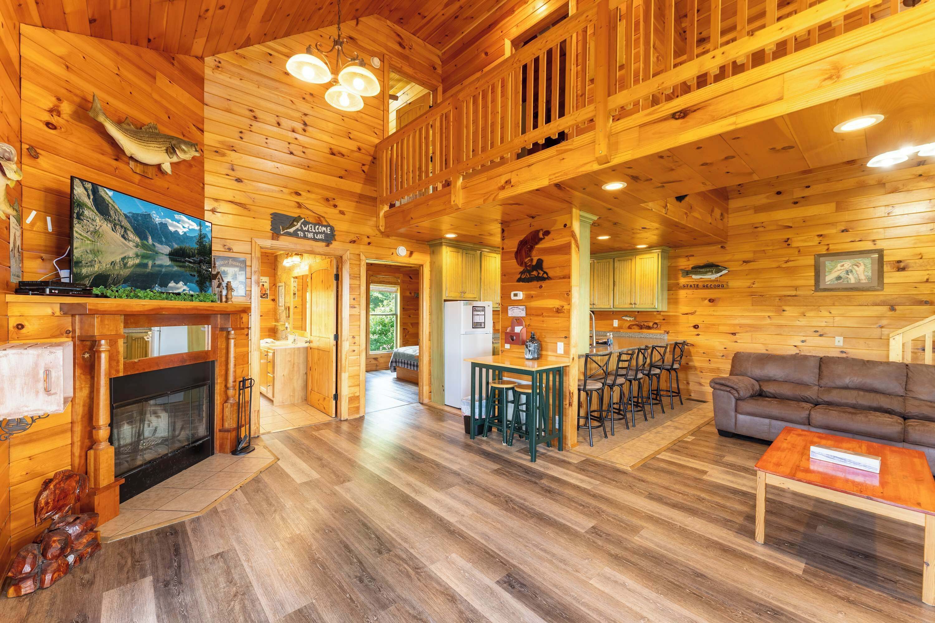 Een televisie en een open haard