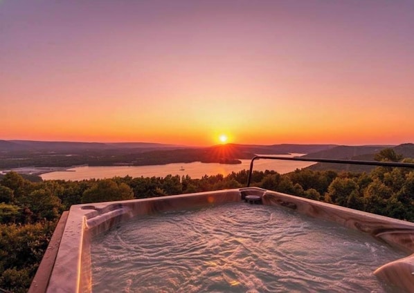 Outdoor spa tub - Fish Tales Cabin – Spacious Retreat with Hot Tub (Bryant)