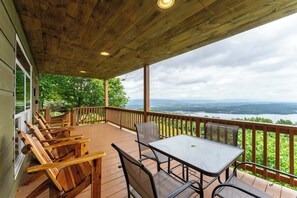 Outdoor dining - Turkey Hollow cabin with a private hot tub! (Bryant)
