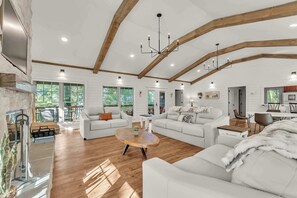 TV, fireplace - Hummingbird Cabin with a private hot tub! (Bryant)