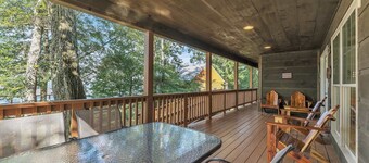 Hummingbird Cabin with a private hot tub!