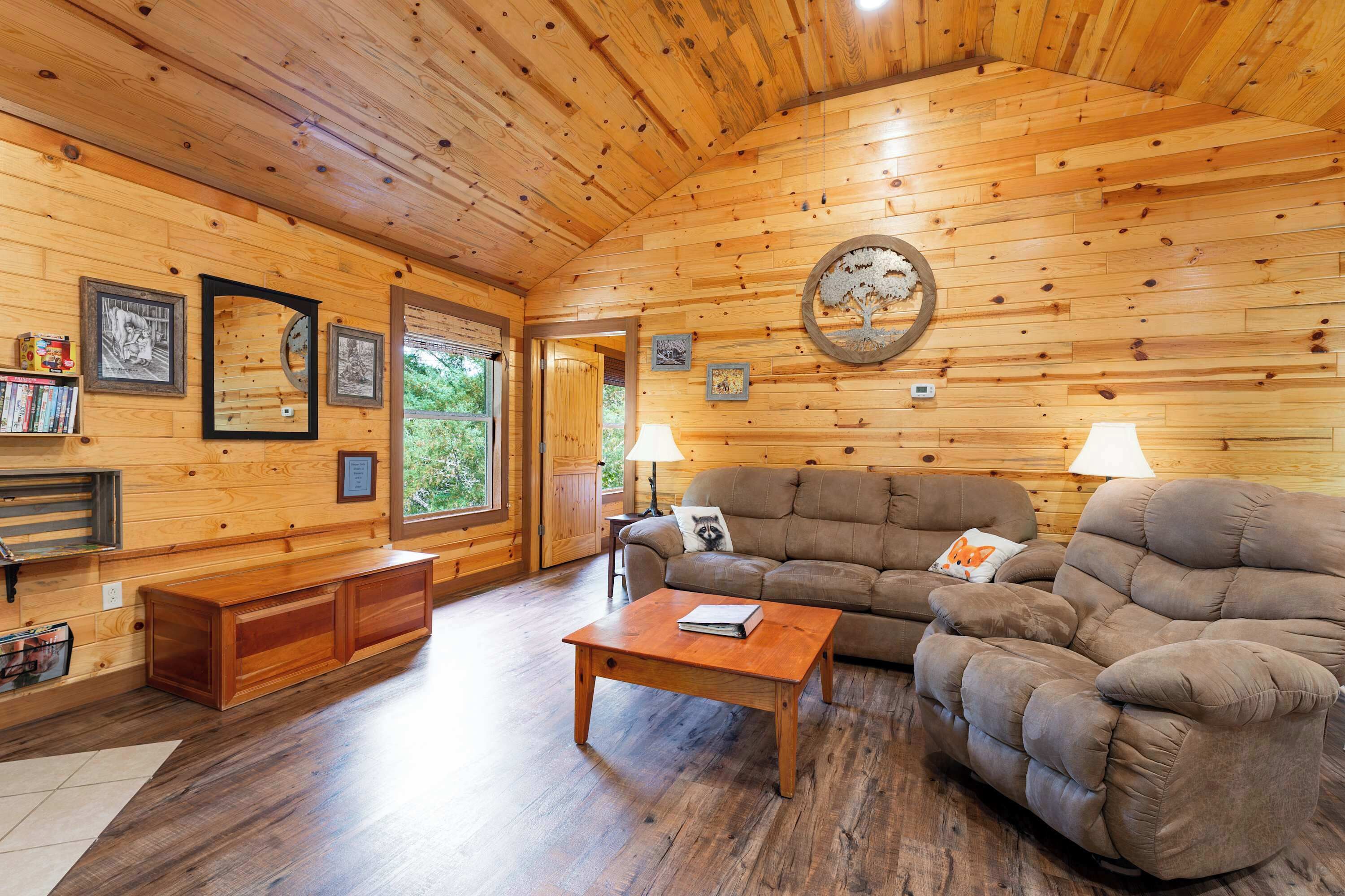 Una televisión, una chimenea