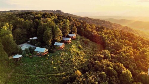 Critter Corner Cabin – Cozy Bluffside Retreat