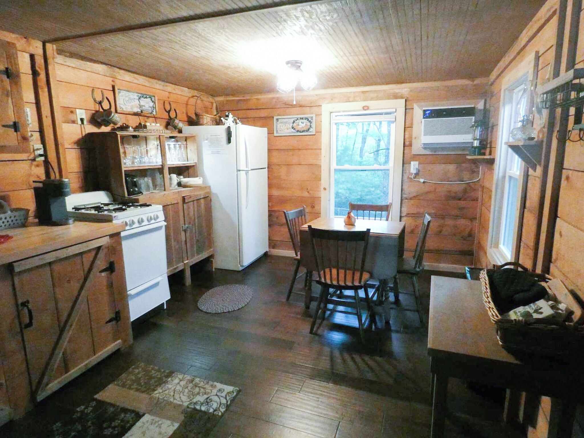 Cabin, Multiple Beds, Pets allowed | Dining room