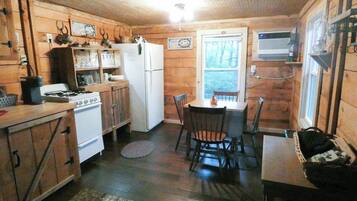 Cabin, Multiple Beds, Pets allowed | Dining room