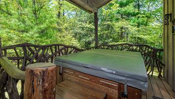 Deluxe Cabin, Garden View | Terrace/patio