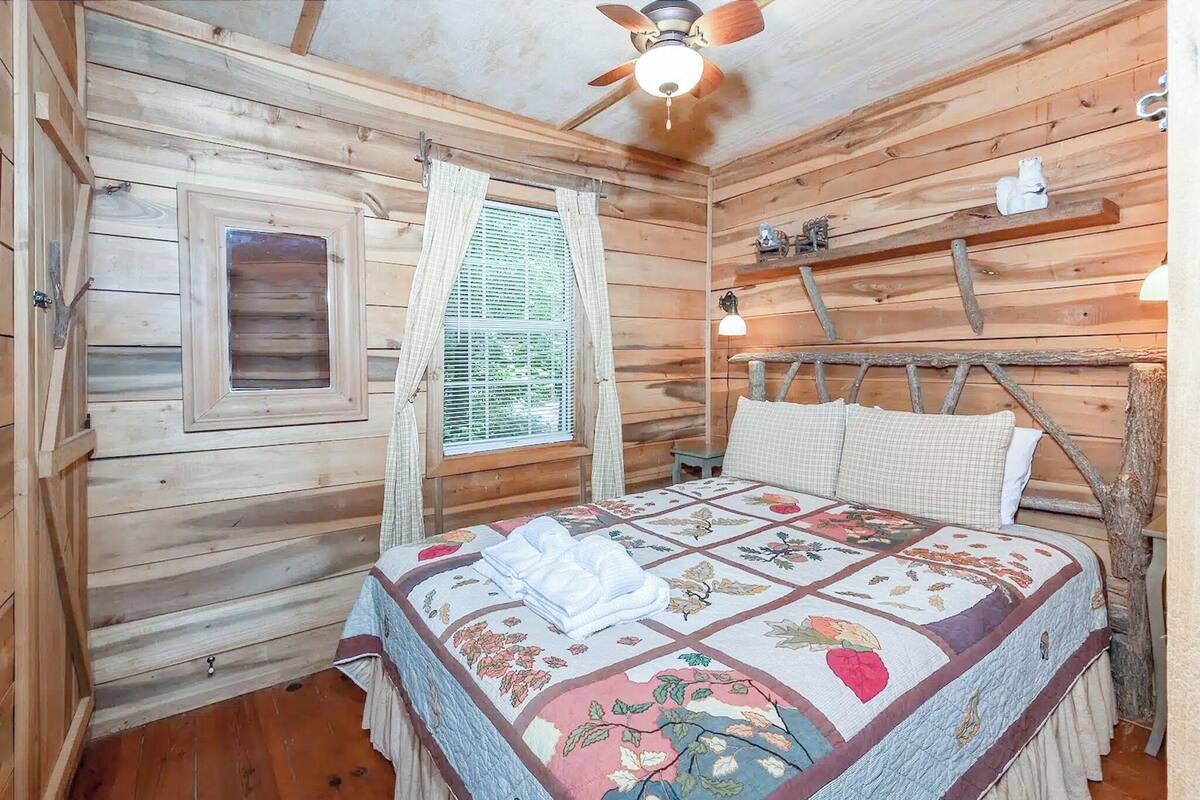 Cabin, 2 Bedrooms, Pets Allowed | Iron/ironing board, WiFi (free)