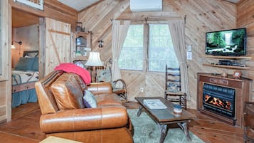 Cabin, 2 Bedrooms, Pets allowed | Living area