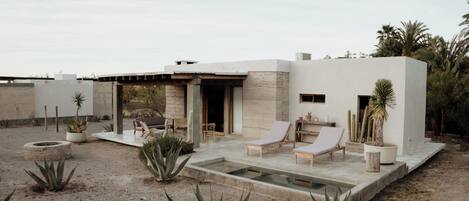 Vista frontal de la propiedad