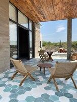 Deluxe Suite, Garden View | Living area